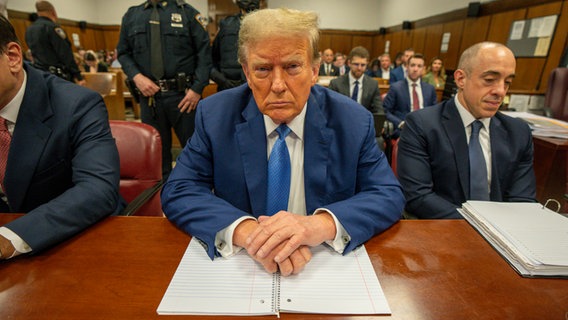 Ex-US-Präsident Donald Trump sitzt auf der Anklagebank vor dem Strafgericht in Manhattan. © Pool New York Post/AP/dpa Foto: Steven Hirsch