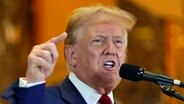 Der ehemalige US-Präsident Donald Trump spricht während einer Pressekonferenz im Trump Tower in New York über den Schuldspruch gegen ihn im Schweigegeld-Prozess. © Julia Nikhinson/AP/dpa 