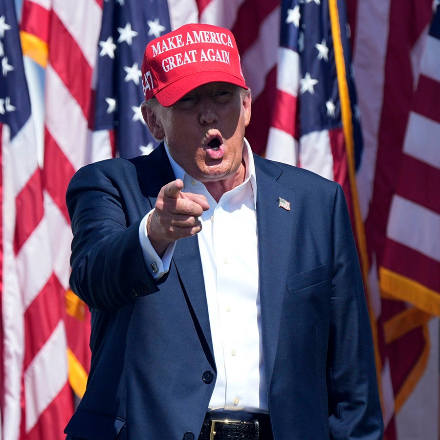 Der ehemalige US-Präsident Donald Trump auf einer Wahlkampfveranstaltung © +++ dpa-Bildfunk +++ Foto: Steve Helber/AP/dpa