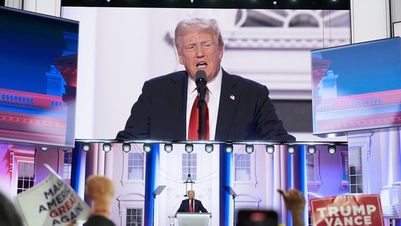 Der republikanische Präsidentschaftskandidat und ehemalige US-Präsident Donald Trump spricht während des letzten Tages der Republican National Convention. © Jae C. Hong/AP/dpa 
