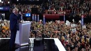 Der republikanische Präsidentschaftskandidat und ehemalige US-Präsident Donald Trump spricht während des letzten Tages der Republican National Convention. © Jae C. Hong/AP/dpa 