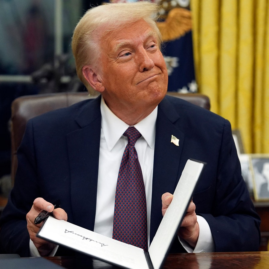 US-Präsident Donald Trump unterzeichnet Anordnungen im Oval Office des Weißen Hauses © AP/dpa Foto: Evan Vucci