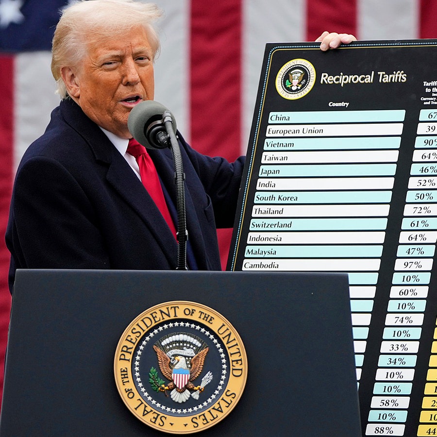 US-Präsident Donald Trump spricht während einer Veranstaltung zur Ankündigung neuer Zölle im Rosengarten des Weißen Hauses. © dpa bildfunk/AP Foto: Mark Schiefelbein
