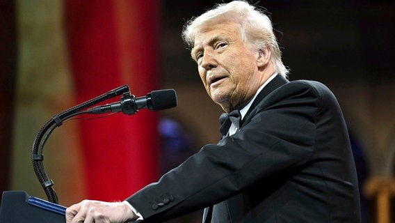 US-Präsident Donald Trump spricht bei einer Veranstaltung. © dpa bildfunk/Pool/AP 