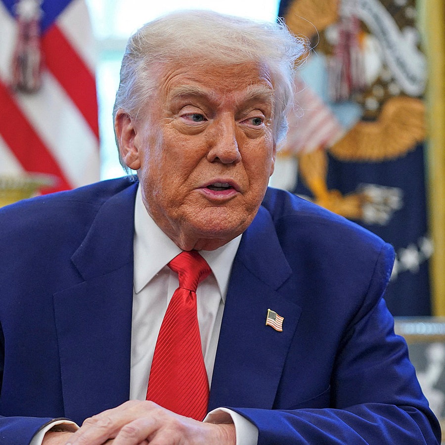 US-Präsident Donald Trump sitzt in seinem Büro im Weißen Haus. © dpa bildfunk/Pool/AP 