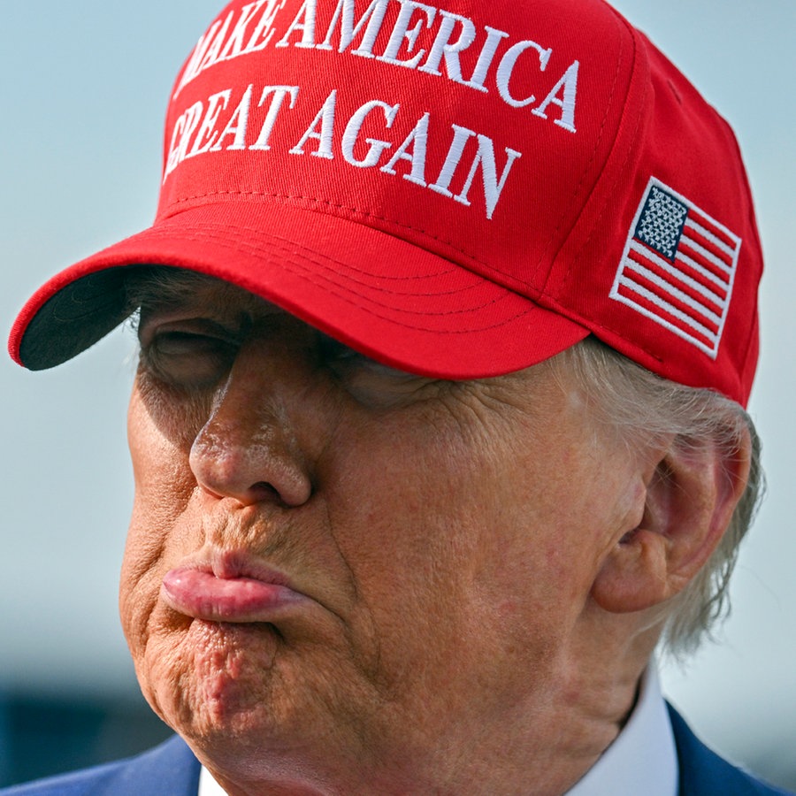 US-Präsident Donald Trump mit Baseball Cap "Make Amerika Great again" © picture alliance / ASSOCIATED PRESS Foto: Uncredited