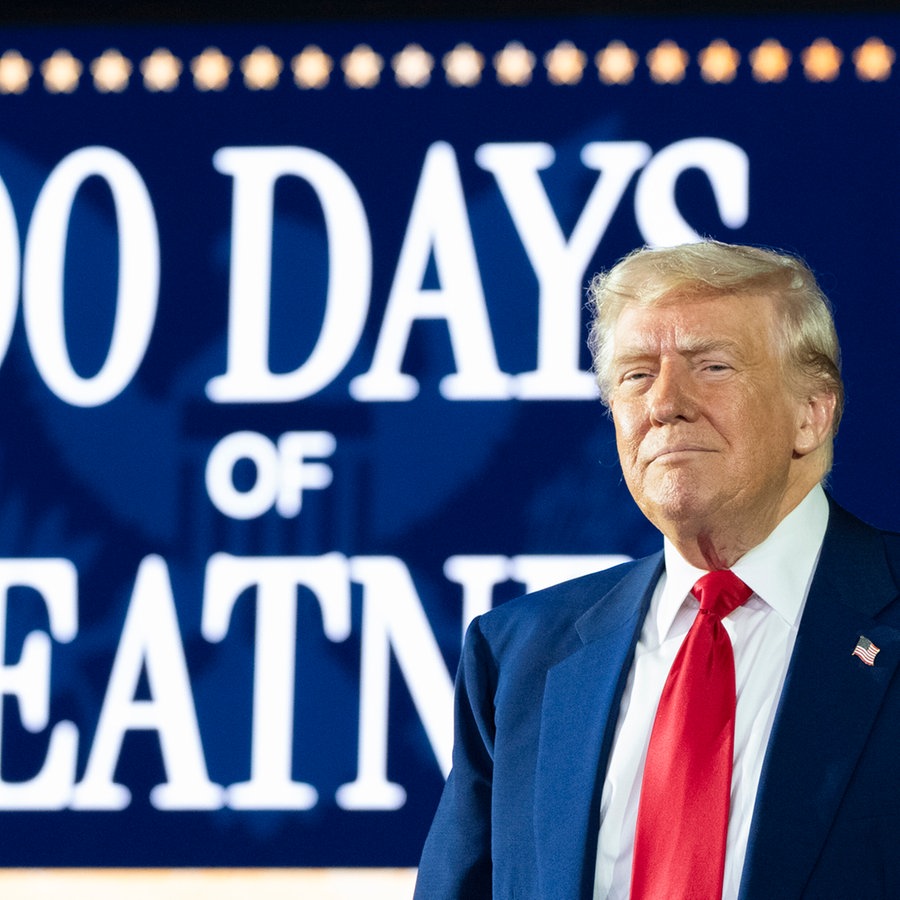 US-Präsident Donald Trump kommt an, um im Macomb County Community College Sports Expo Center über seine ersten 100 Tage im Amt zu sprechen. © picture alliance/dpa/AP Foto: Alex Brandon