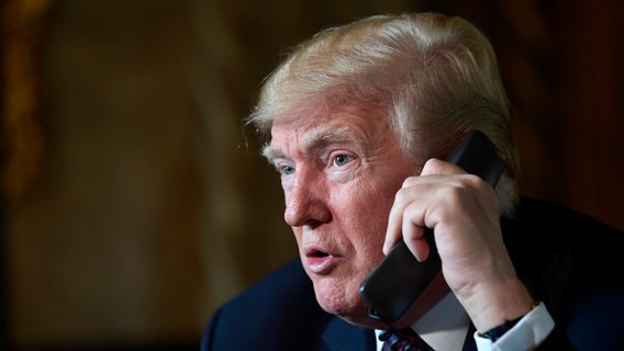 US-Präsident Donald Trump am Telefon © picture alliance/dpa/AP Foto: Susan Walsh