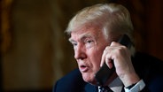 US-Präsident Donald Trump am Telefon © picture alliance/dpa/AP Foto: Susan Walsh