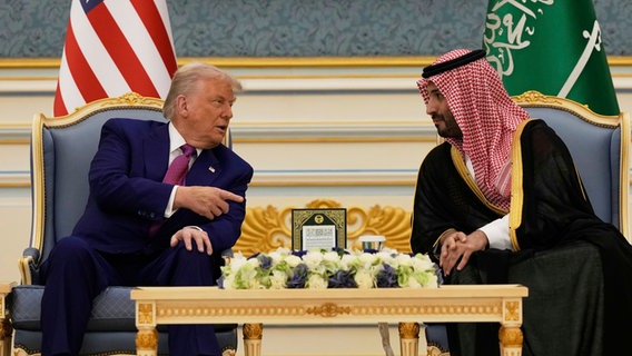 US- Präsident Donald Trump im Gespräch mit dem saudischen Kronprinz Mohammed bin Salman im Königspalast in Riad © AP/dpa Foto:  Alex Brandon