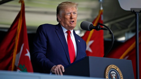 Donald Trump, Präsident der USA, hält bei einer Abschlussfeier der US-Militärakademie West Point eine Rede vor den Absolventen. © dpa bildfunk/AP Foto: Alex Brandon