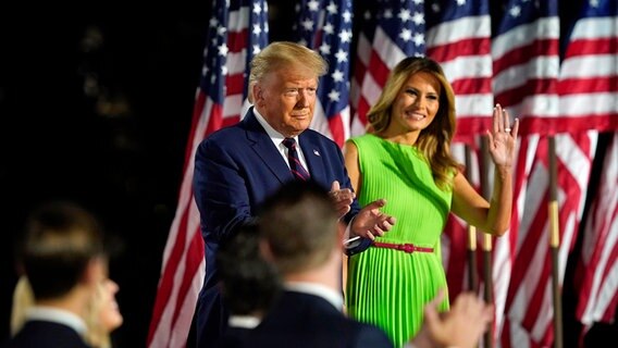 Donald Trump, Präsident der USA, steht auf dem Südrasen des Weißen Hauses während des Parteitages der Republikaner neben seiner FRrau Melania. © dpa bildfunk/AP Foto: Alex Brandon