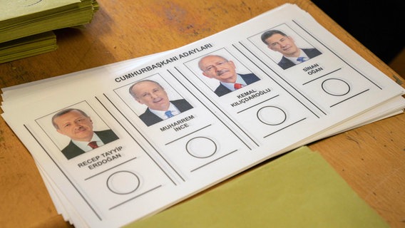 In einem Wahllokal liegen Stimmzettel für die Präsidentschaftswahlen mit den Namen von Recep Tayyip Erdogan, Muharrem Ince, Kemal Kilicdaroglu und Sinan Ogan. ©  Tolga Uluturk/ZUMA Press Wire/dpa 