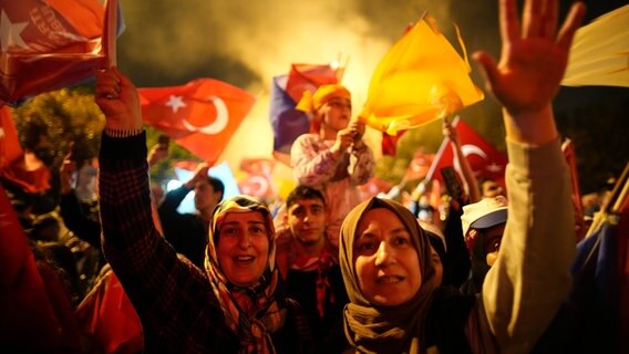 Anhänger des türkischen Präsidenten Erdogan feiern. © Emrah Gurel/AP 