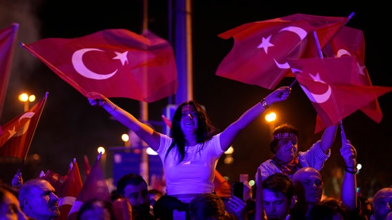 Istanbul: Anhänger der Republikanischen Volkspartei (CHP) jubeln vor dem Rathaus © Khalil Hamra/AP/dpa Foto: Khalil Hamra