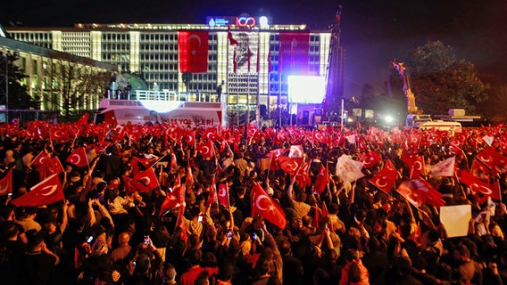 Anhänger von Ekrem Imamoglu, Bürgermeister von Istanbul, versammeln sich nach den Kommunalwahlen und feiern seinen Sieg vor dem Rathaus. © dpa-Bildfunk/ZUMA Press Wire Foto: Shady Alassar