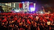 Anhänger von Ekrem Imamoglu, Bürgermeister von Istanbul, versammeln sich nach den Kommunalwahlen und feiern seinen Sieg vor dem Rathaus. © dpa-Bildfunk/ZUMA Press Wire Foto: Shady Alassar