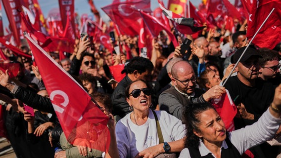 Demonstranten rufen Slogans während einer Kundgebung der Republikanischen Volkspartei (CHP) in Istanbul. © AP/dpa Foto: Francisco Seco
