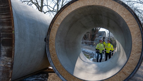 Blick in die Röhre der Bohrmaschine, mit der ein neuer Tunnel gebohrt wird für Fernwärme, Wasser- und Stromleitungen unter dem Mittellandkanal © Enercity AG Foto: Enercity AG