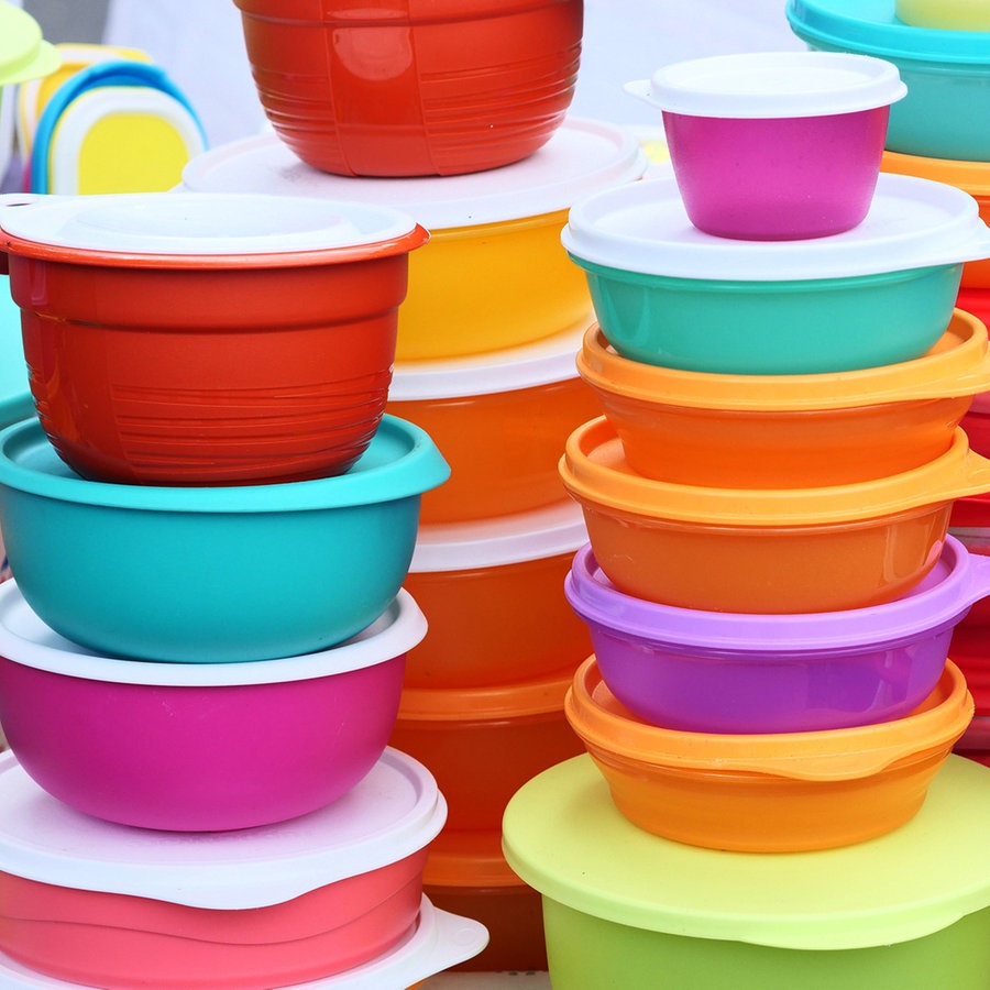 Verschiedene Tupperware steht an einem Marktstand © picture alliance / Wolfram Steinberg Foto: Wolfram Steinberg