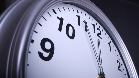 Ausschnitt einer Uhr, die kurz nach 1 Uhr zeigt. © fotolia Foto: mdi