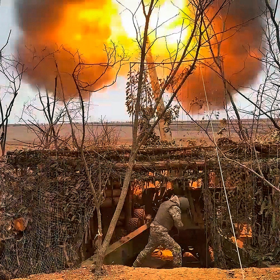 Ein russisches Giatsint-Geschütz feuert auf ukrainische Stellungen an einem nicht näher bezeichneten Ort in der Ukraine. © dpa bildfunk/AP/Russian Defense Ministry Press Service 