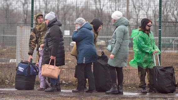 Ukrainische Flüchtlinge aus dem Donbass mit Koffern und Taschen bei ihrer Ankunft in der Region Rostow. © dpa-Bildfunk/XinHua Foto: Andrey Bok