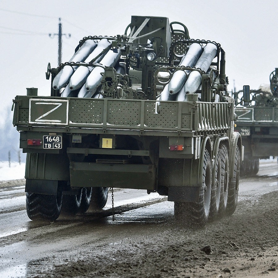 Russische Militärfahrzeuge, die mit militärischer Ausrüstung beladen sind, fahren entlang einer Straße nahe der Grenze zur Ukraine in der Region Belgorod. © dpa/Sputnik Foto: Mikhail Voskresenskiy