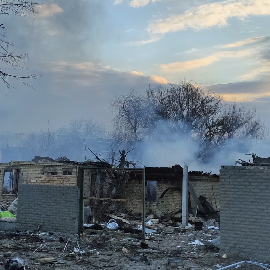 Blick auf durch den Beschuss der russischen Armee zerstörte Häuser in Butscha in der Nordukraine © dpa-Bildfunk 