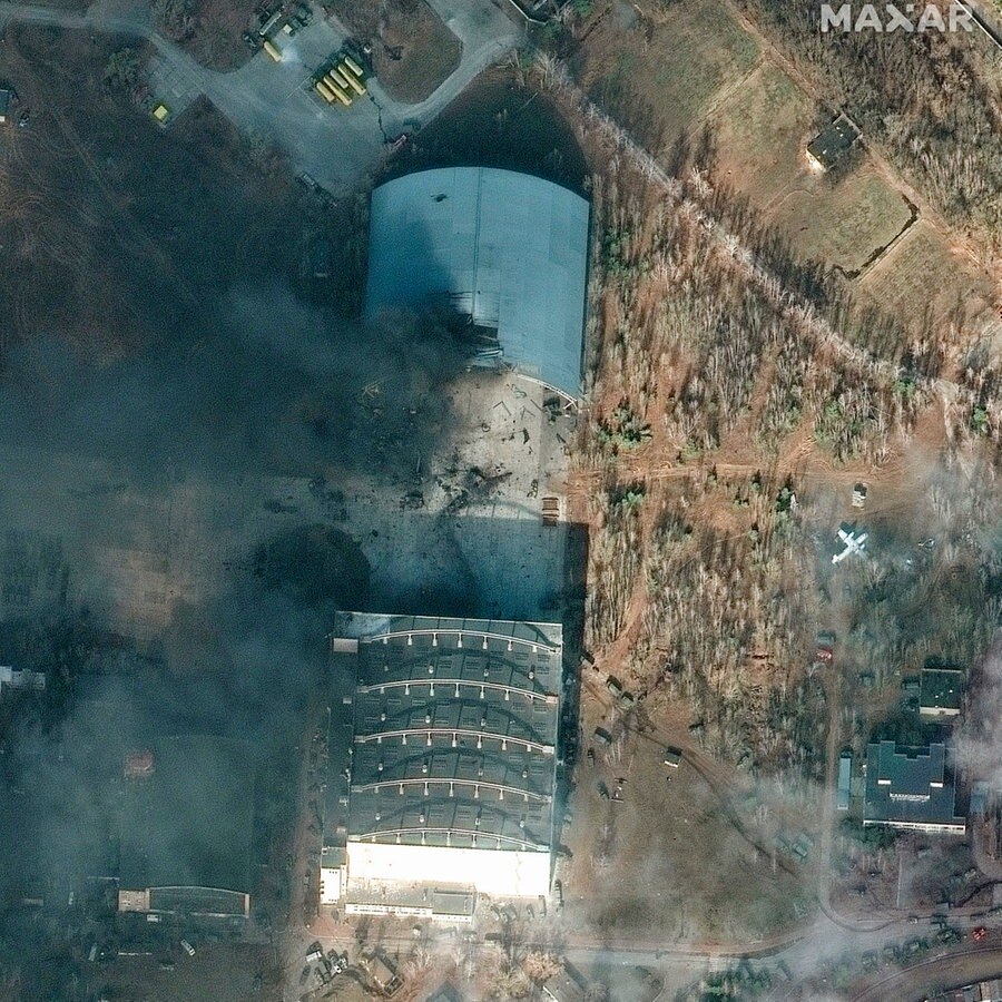 Dieses von Maxar Technologies zur Verfügung gestellte Satellitenbild zeigt einen beschädigten Flugzeughangar, der durch die Luftangriffe und schweren Kämpfe rund um den Flughafen Kiew-Hostomel beschädigt wurde. (28.02.2022) © Uncredited/Maxar Technologies/AP/dpa 