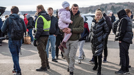 Flüchtlinge aus der Ukraine kommen an der polnisch-ukrainischen Grenze an. © dpa-Bildfunk/PAP Foto: Wojtek Jargilo