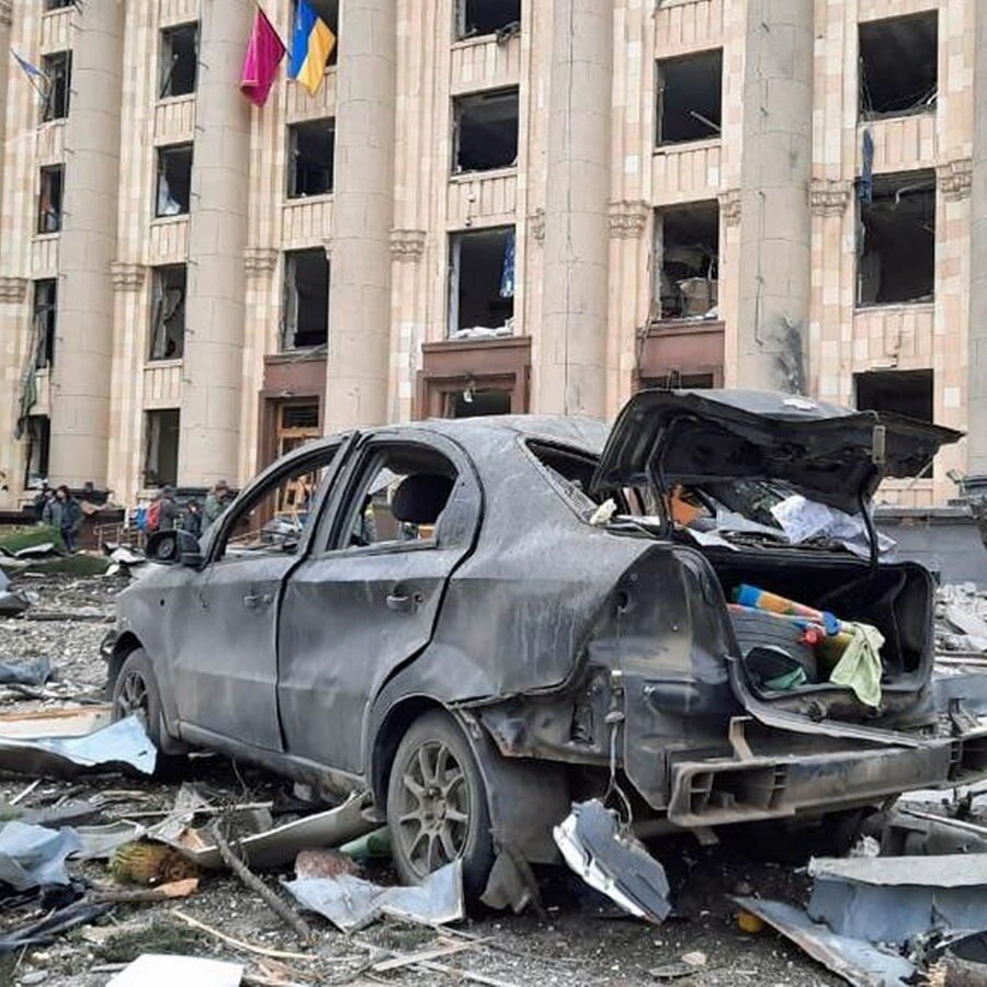 Schäden nach russischen Angriffen in der ukrainischen Stadt Charkiw (nach ukrainischen Angaben) © picture alliance / AA | State Emergency Service of Ukraine 