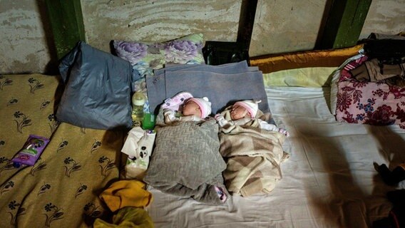 Neugeborene Zwillingsbrüder schlafen in einem als Bunker genutzten Keller des Ochmadet-Kinderkrankenhauses im Stadtzentrum von Kiew. © dpa-Bildfunk 