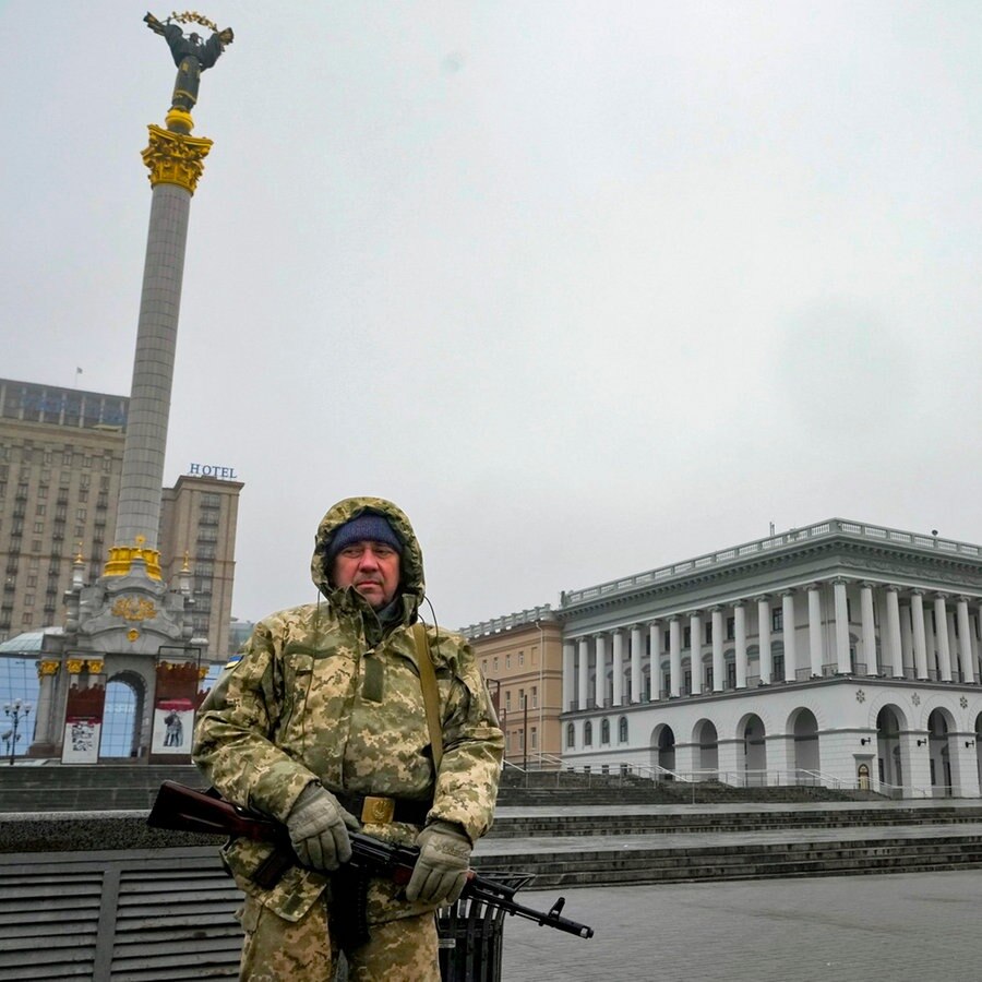 Ein bewaffneter Mann steht auf dem Platz der Unabhängigkeit, Maidan, im Stadtzentrum von Kiew. © dpa-Bildfunk 