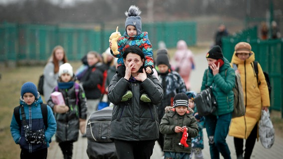 Frauen mit Kindern kommen am Grenzübergang in Medyka, Polen, an, nachdem sie vor der russischen Invasion in der Ukraine geflohen sind. © dpa-Bildfunk 