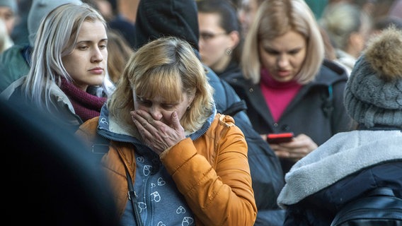 Einige aus der Ukraine geflüchtete Frauen gehen durch einen Bahnhof. © dpa bildfunk Foto: Christoph Reichwein