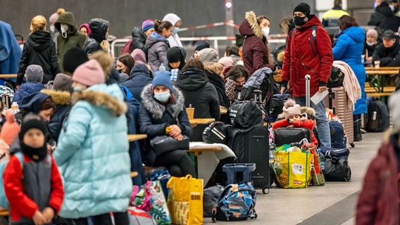 Menschen warten in der Anlaufstelle für Flüchtlinge aus der Ukraine auf dem Hauptbahnhof in Berlin. © dpa bildfunk Foto: Hannibal Hanschke