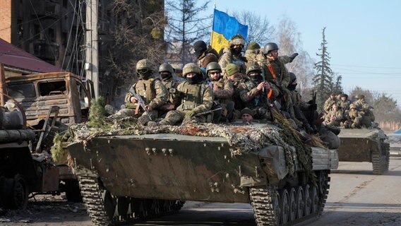 Ukrainische Soldaten fahren auf einem Schützenpanzer in der Stadt Trostianets. © Efrem Lukatsky/AP/dpa 