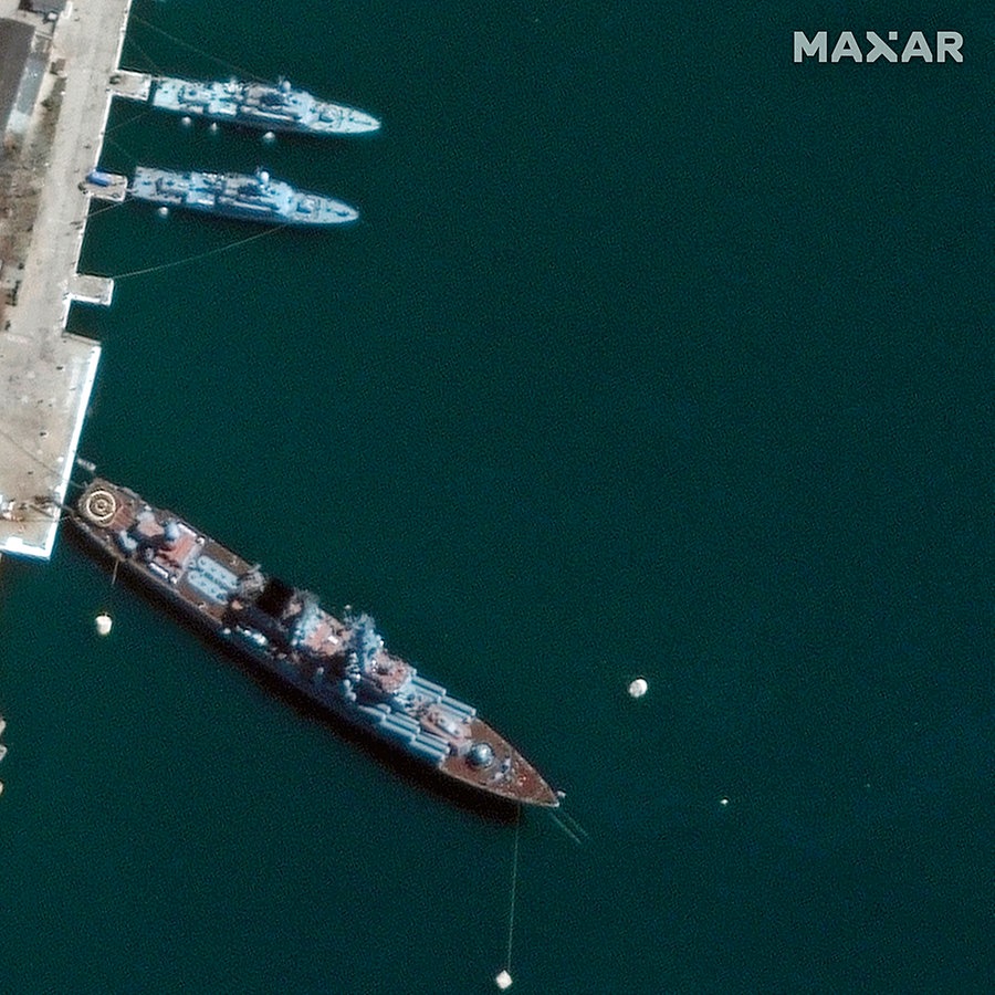 Auf einem Satellitenfoto ist der Raketenkreuzer "Moskwa" im Hafen von Sewastopol zu sehen. © dpa Bildfunk/Maxar Technologies/AP 
