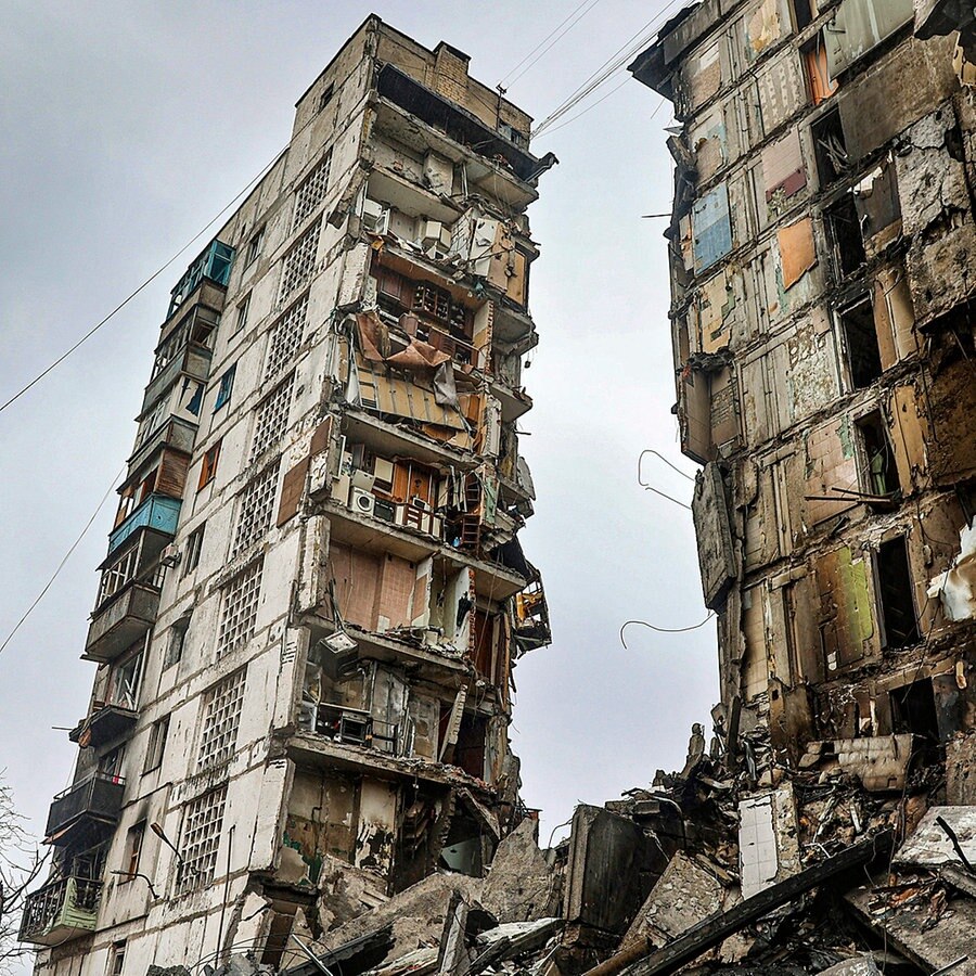 Ein Gebäude, das während der Kämpfe in Mariupol beschädigt wurde. © AP/dpa-Bildfunk Foto: Alexei Alexandrov