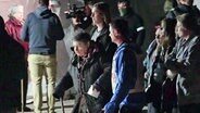 Auf einem Videostandbild sind Evakuierte aus Mariupol in Begleitung von Mitarbeitern des Roten Kreuzes zu sehen. © dpa-Bildfunk/AP 