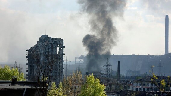 Rauch steigt aus dem Stahlwerk Azovstal in der ukrainischen Hafenstadt Mariupol auf. © picture alliance/dpa/AP Foto: Alexei Alexandrov