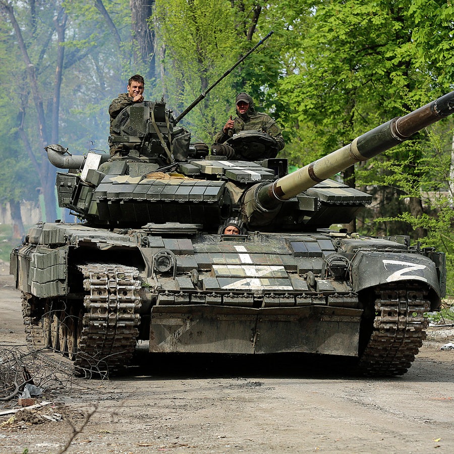 Ein Panzer der Miliz der Volksrepublik Donezk rollt in Mariupol, einem Gebiet unter der Regierung der Volksrepublik Donezk im Osten der Ukraine. © dpa Bildfunk/AP Foto: Alexei Alexandrov