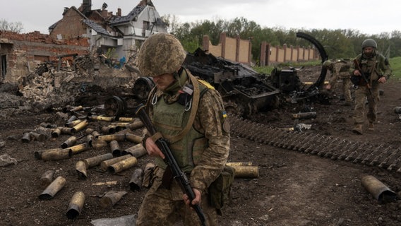 Ukrainische Soldaten patrouillieren in einem kürzlich zurückeroberten Dorf nördlich von Charkiw in der Ostukraine. © dpa-Bildfunk Foto: Mstyslav Chernov