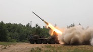 Munition wird aus einem Raketensystem abgefeuert © picture alliance/dpa/Russian Defence Ministry | Russian Defence Ministry 