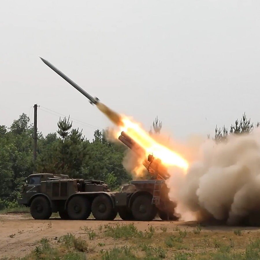 Munition wird aus einem Raketensystem abgefeuert © picture alliance/dpa/Russian Defence Ministry | Russian Defence Ministry 