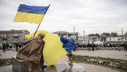 Eine ukrainische Flagge weht von einer Statue auf einem Platz in der Stadt Balakliya © picture alliance / AA | Metin Aktas Foto: Metin Aktas