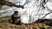 Ein Soldat der ukrainischen Armee hält Wache. © picture alliance / abaca Foto: Smoliyenko Dmytro/Ukrinform/ABACA