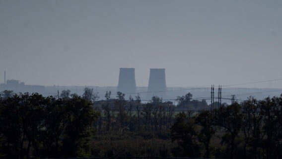 Das Kernkraftwerk Saporischschja ist aus einer Entfernung von etwa zwanzig Kilometern zu sehen © picture alliance/dpa/AP | Leo Correa Foto: Leo Correa