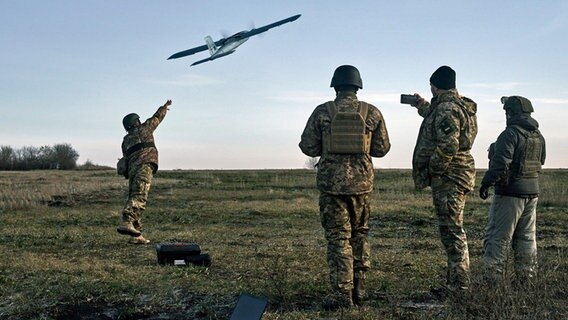 Ukrainische Soldaten starten eine Drohne. ©  Libkos/AP/dpa 